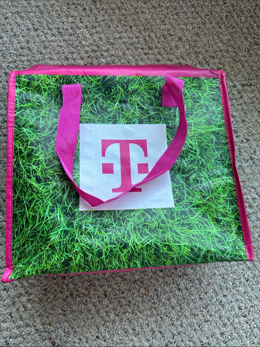 T-Mobile Pink Quilted Blanket and Cooler Tote Set - Picture 4 of 4